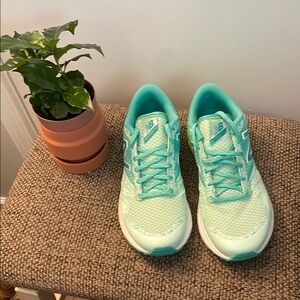 New Balance Green and Yellow Athletic Shoes Lightweight Mesh